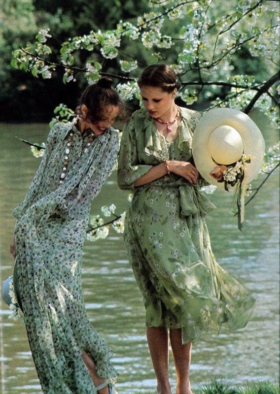 vogue-junejuly-1975-vintage-fashion-style-color-photo-print-ad-model-magazine-70s-floral-dress-sheer-flutter-long-knee-day-bow-river-blue-green