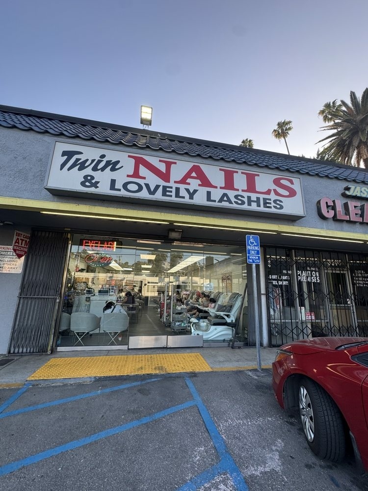 Exterior-Twin-Nails-EyeLashes-salon-in-Los-Angeles-CA-90026